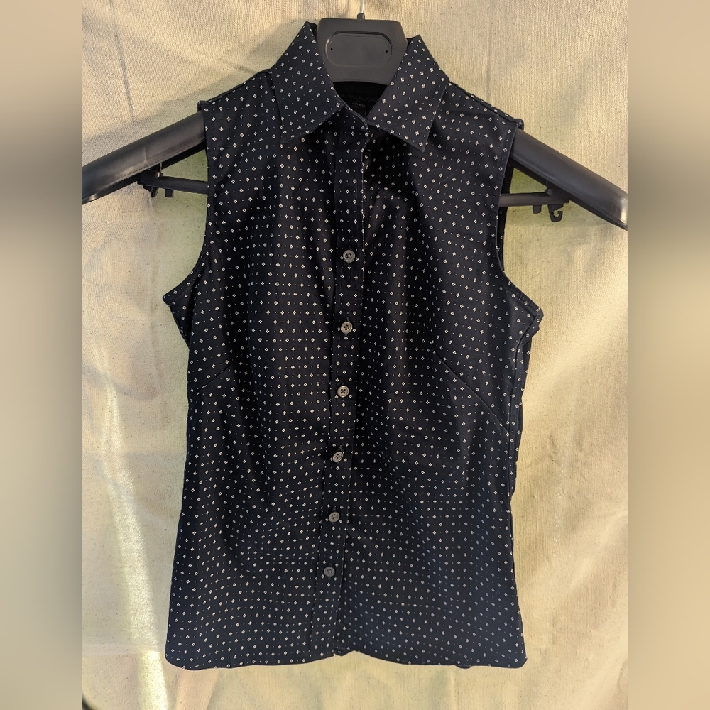 NWOT Banana Republic Woman's Button Up Tank Size 0. Sleeveless